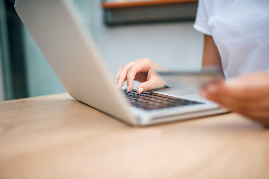Laptop ve kredi kartı kullanan kadın yakın çekim görüntüsü. Online alışveriş kavramı. - Fotoğraf, Görsel