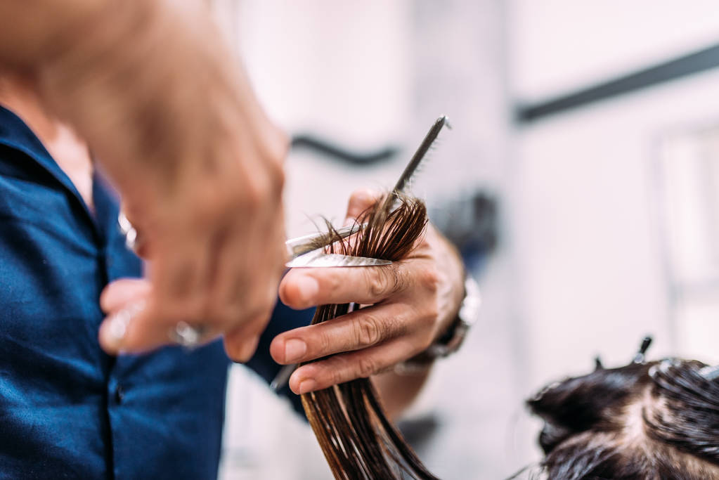 Ammattimainen mies kampaaja leikkaamalla naisten asiakkaiden hiukset. lähikuva
. - Valokuva, kuva