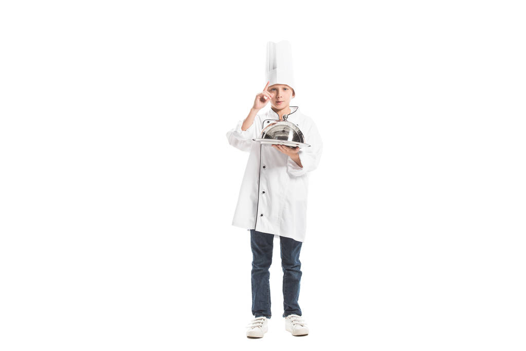 poika kokki yhtenäinen ja hattu tilalla metallia tarjotin eristetty valkoinen
 - Valokuva, kuva