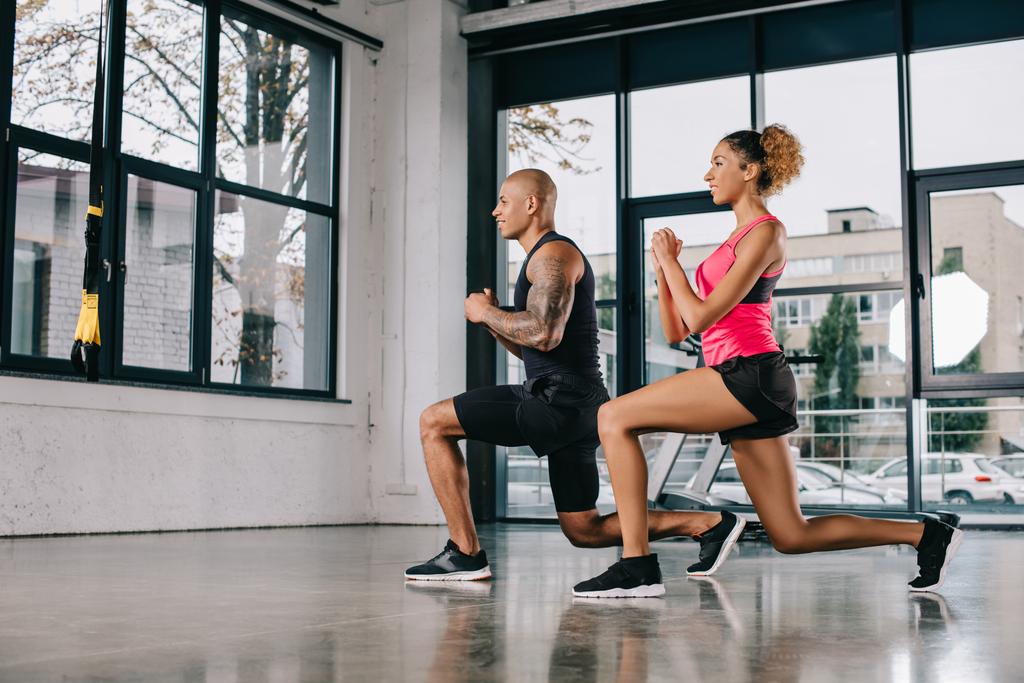 feliz jovem afro-americano casal de atletas exercitando-se no ginásio
 - Foto, Imagem