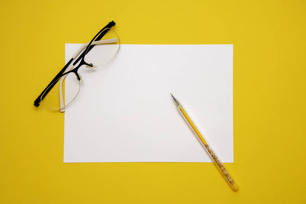 lápiz vasos de papel blanco sobre fondo amarillo con vista superior espacio de copia
. - Foto, imagen