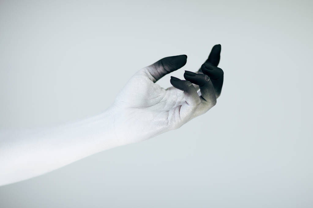 Flippant Halloween monstre main avec blanc et noir maquillage en face de fond blanc
 - Photo, image