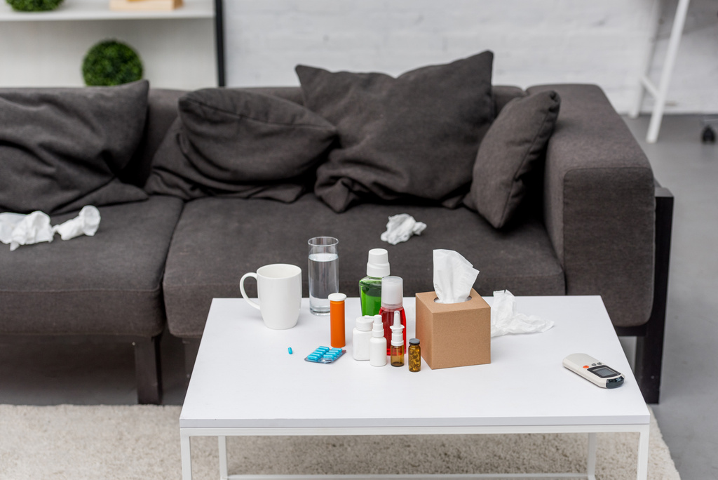 tavolo con vari medicinali e divano in soggiorno
  - Foto, immagini