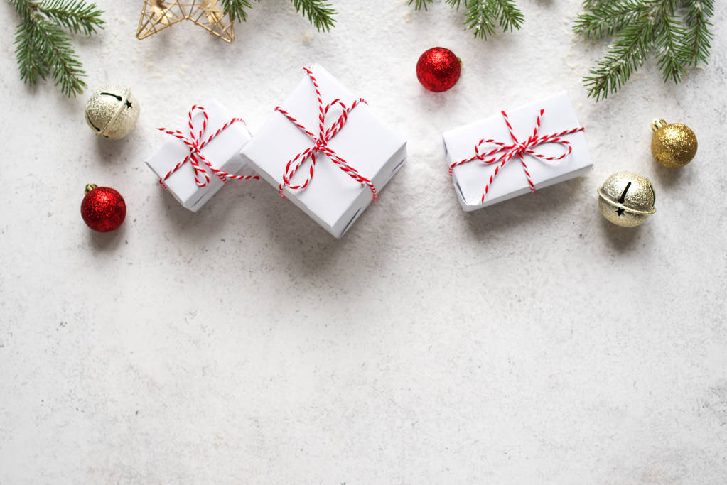 Χριστουγεννιάτικη σύνθεση με κουτιά δώρων, κλαδιά έλατου, χρυσές μπάλες σε άσπρο φόντο, αντίγραφο χώρου. Χριστουγεννιάτικη εορταστική έννοια. - Φωτογραφία, εικόνα