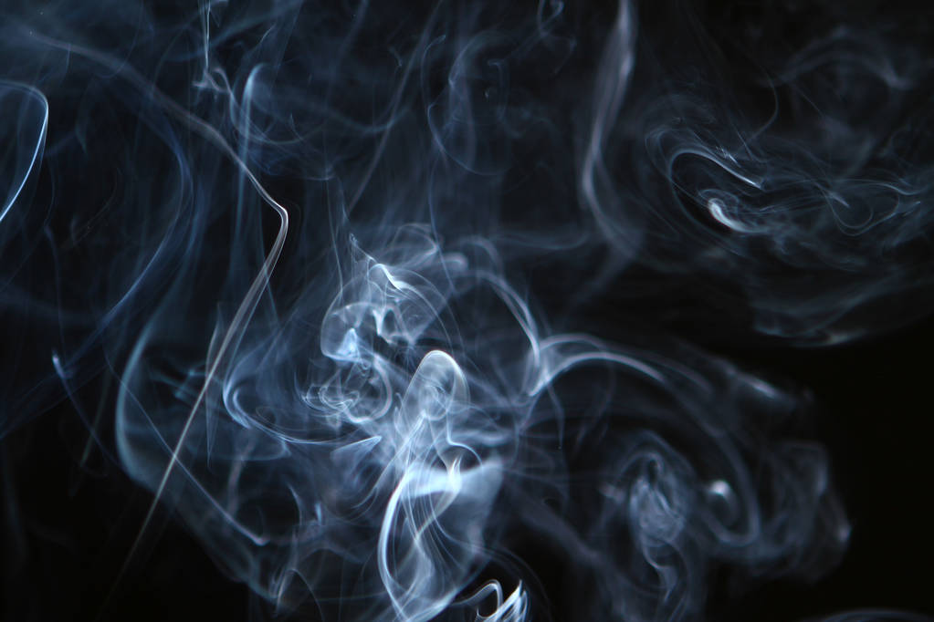 чудесный абстрактный легкий голубой дым на тяжелом черном фоне
. - Фото, изображение