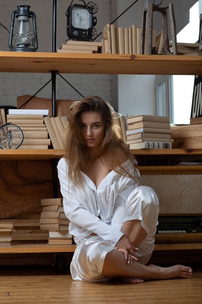 Москва Фотосесія в студії з чарівною дівчиною. Фотосесія в світло халат білого кольору. - Фото, зображення