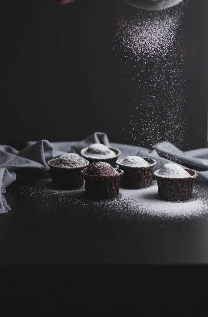 seramik tabak yeşil okaliptüs üstten görünüm beyaz bir ahşap zemin üzerine işlemeli krem beyaz gıda fotoğraf, çikolatalı kek ve cupcakes - Fotoğraf, Görsel