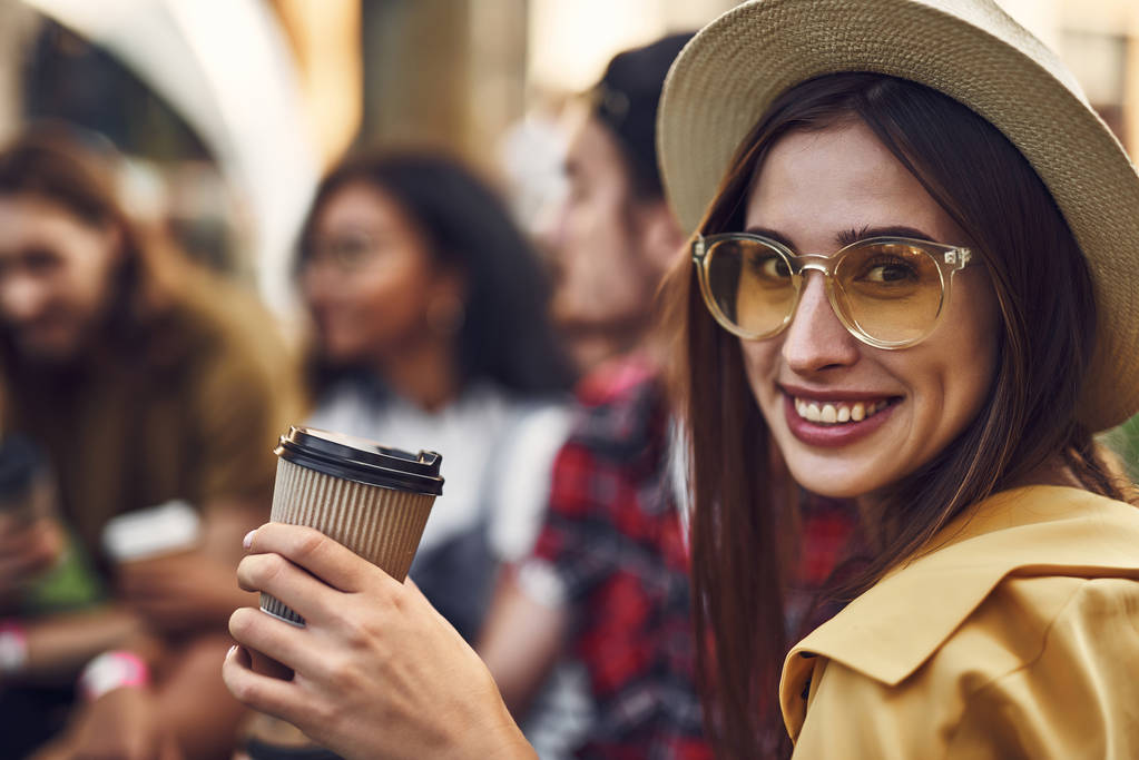 Usměvavá dáma drží její šálek kávy a při pohledu na vás - Fotografie, Obrázek