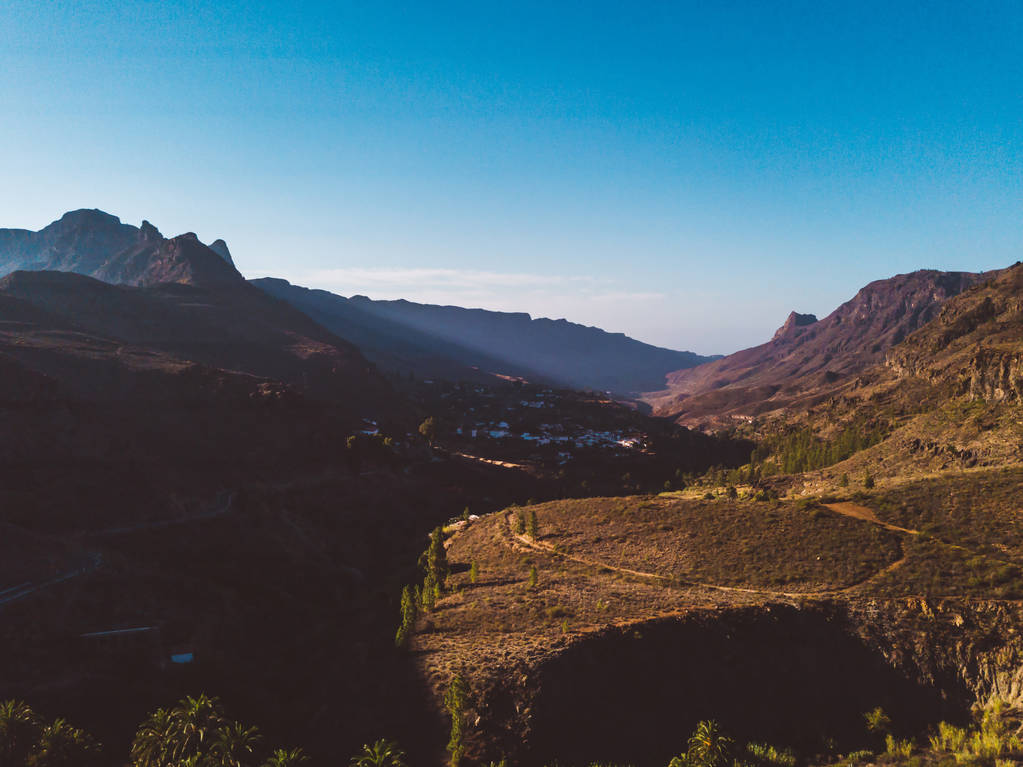 Gran Canaria natuur weergave met kliffen palmen en heldere blauwe hemel - Foto, afbeelding