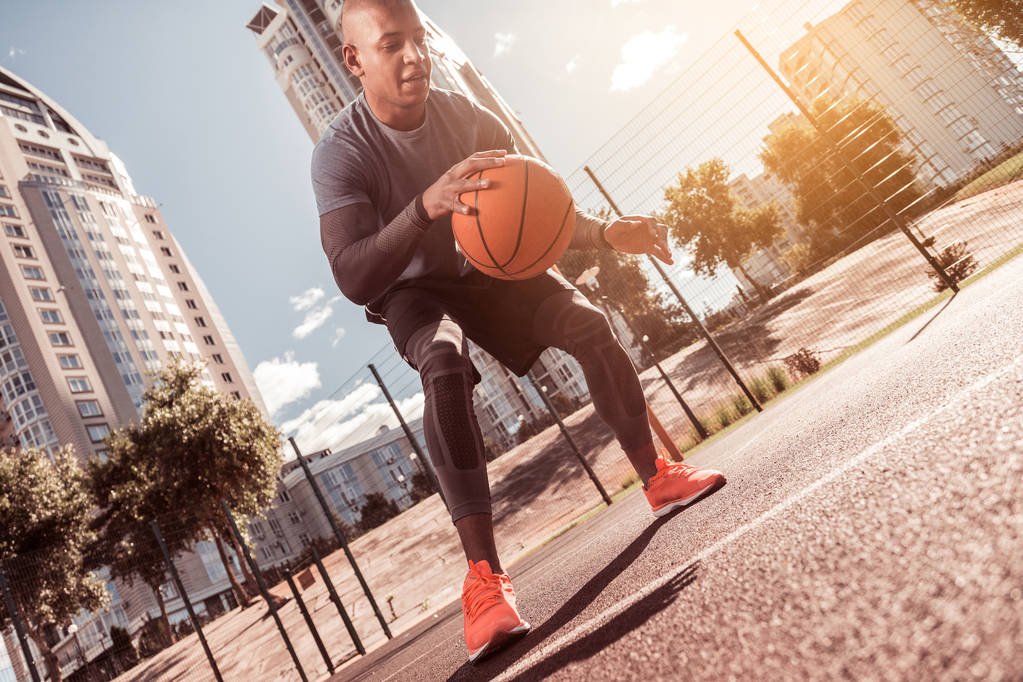 netter aktiver junger Mann spielt Basketball - Foto, Bild