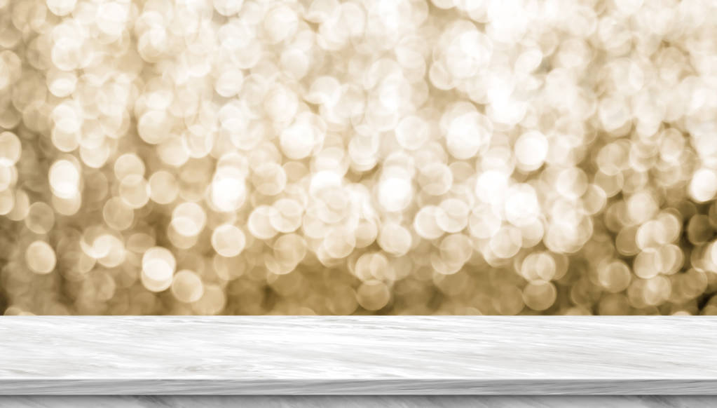 Tavolo vuoto in marmo grigio chiaro lucido con sfondo astratto bokeh oro scintillante sfocato, banner panoramico per la visualizzazione o il montaggio del prodotto, Concetto stagionale natalizio sullo sfondo
 - Foto, immagini