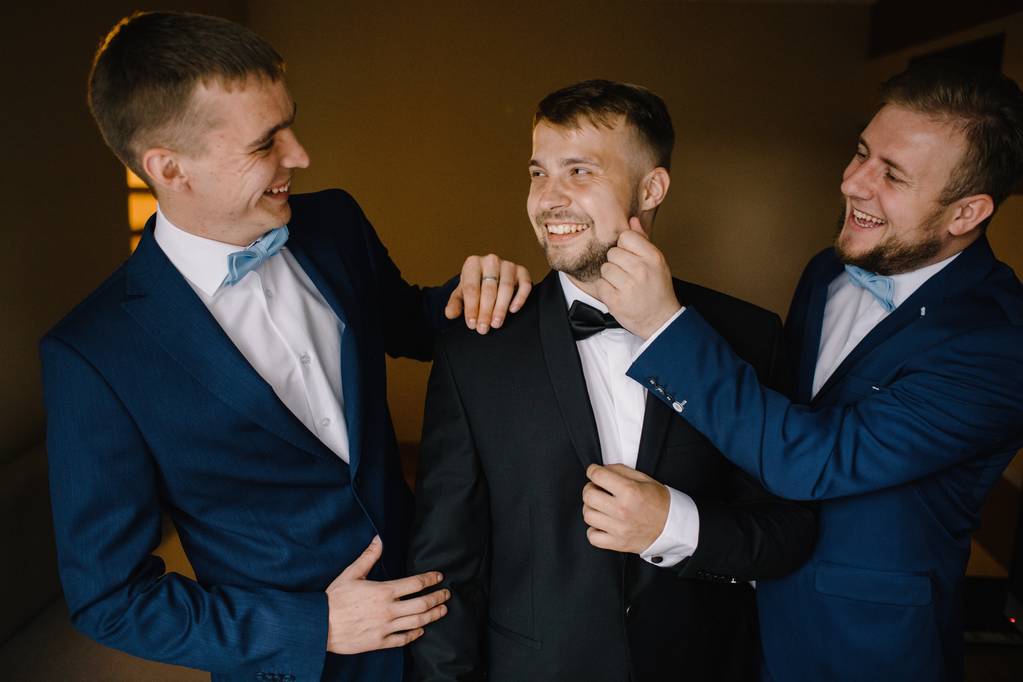 Trauzeugen und Bräutigam posieren am Hochzeitstag - Foto, Bild