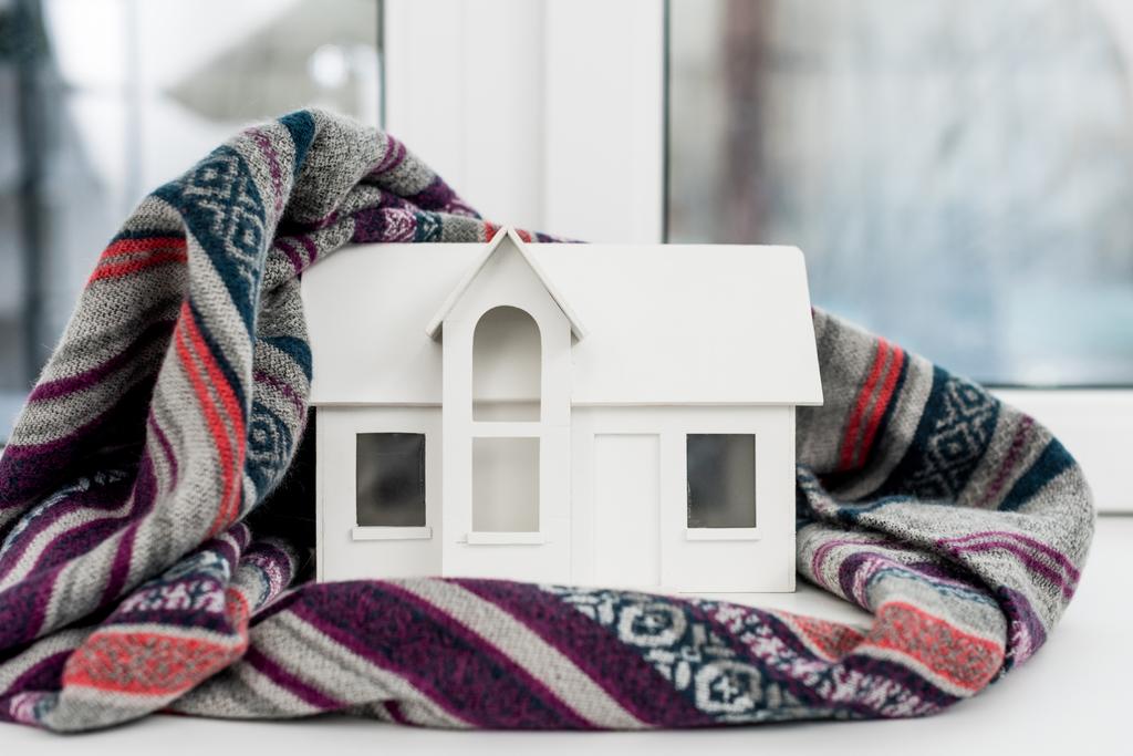 zbliżenie o miniaturowy model domu z pled na parapecie - Zdjęcie, obraz
