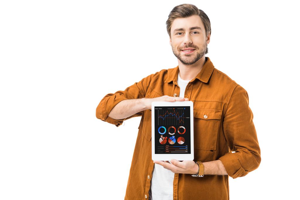 šťastný mladý muž zobrazeno digitální tablet s grafy na obrazovce izolované na bílém - Fotografie, Obrázek