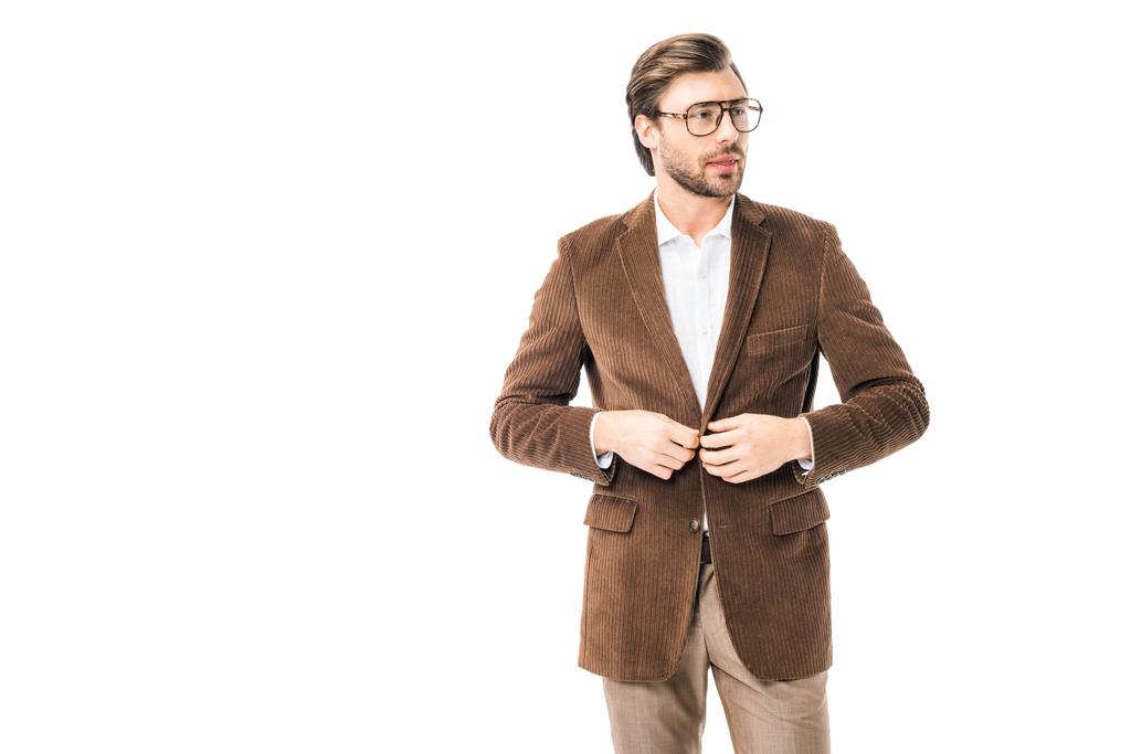 modelo masculino bonito em óculos abotoando jaqueta de veludo isolado em branco
 - Foto, Imagem