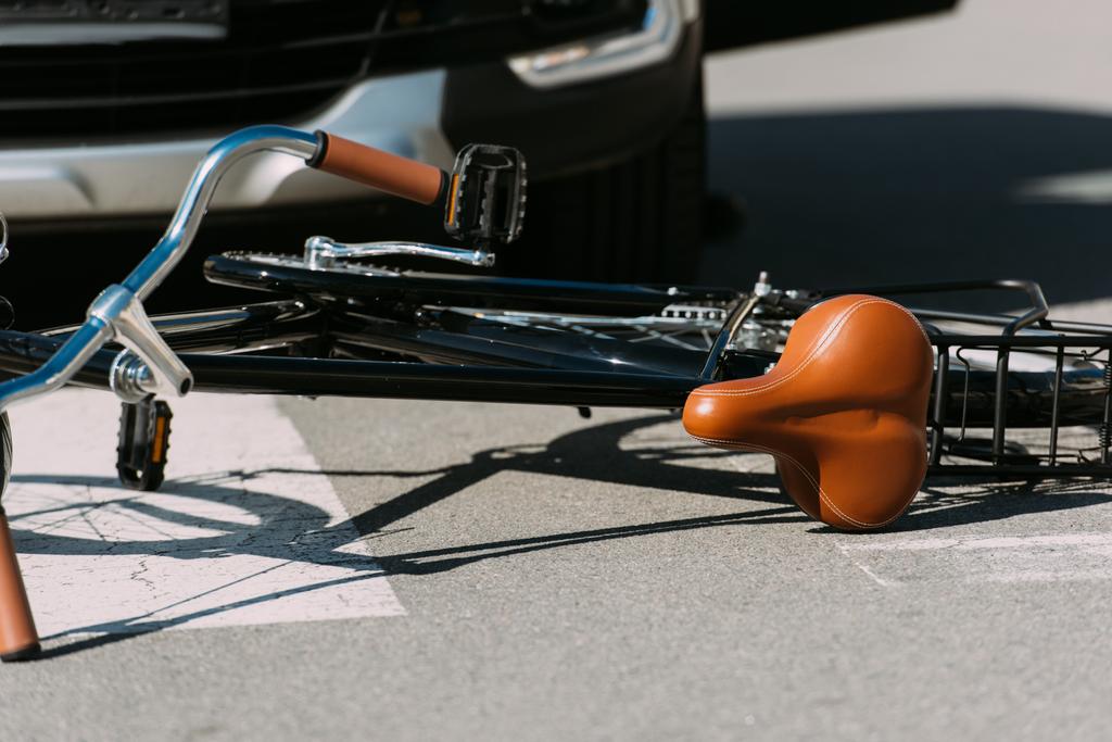 vista ravvicinata di bicicletta e auto rotte su strada, concetto di incidente stradale
 - Foto, immagini