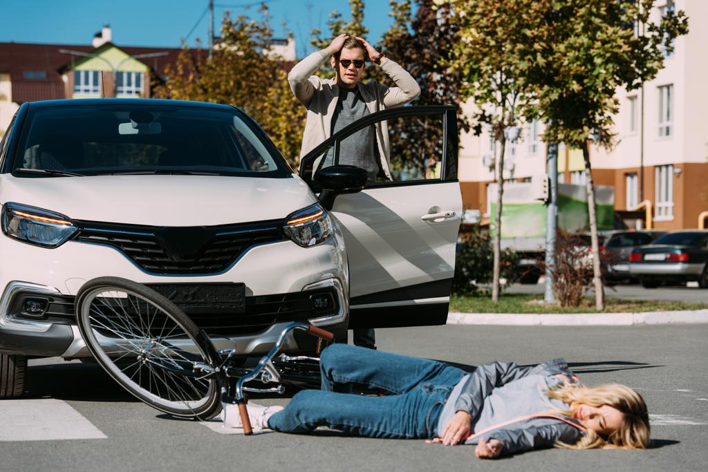 若い女性が道路で、自動車事故のコンセプト車のドライバーによってなぎ倒さ - 写真・画像