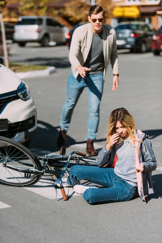 szelektív összpontosít a sértett nő road, személygépkocsi-vezető mögött autó baleset után  - Fotó, kép