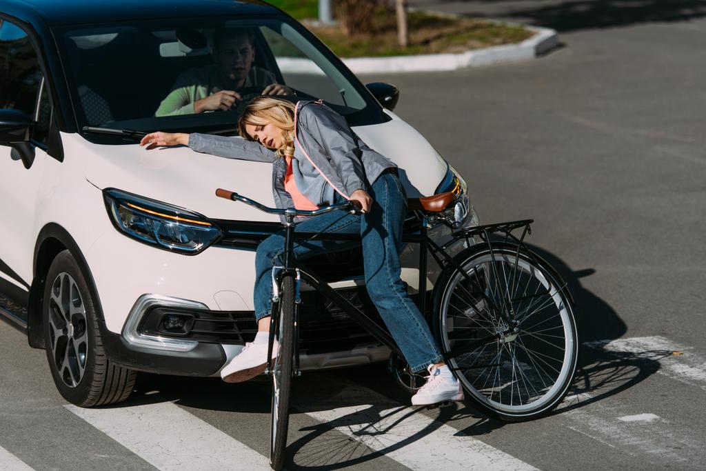 Młoda kobieta dostał kosić samochodem podczas jazdy rowerów Road, concept car wypadek - Zdjęcie, obraz