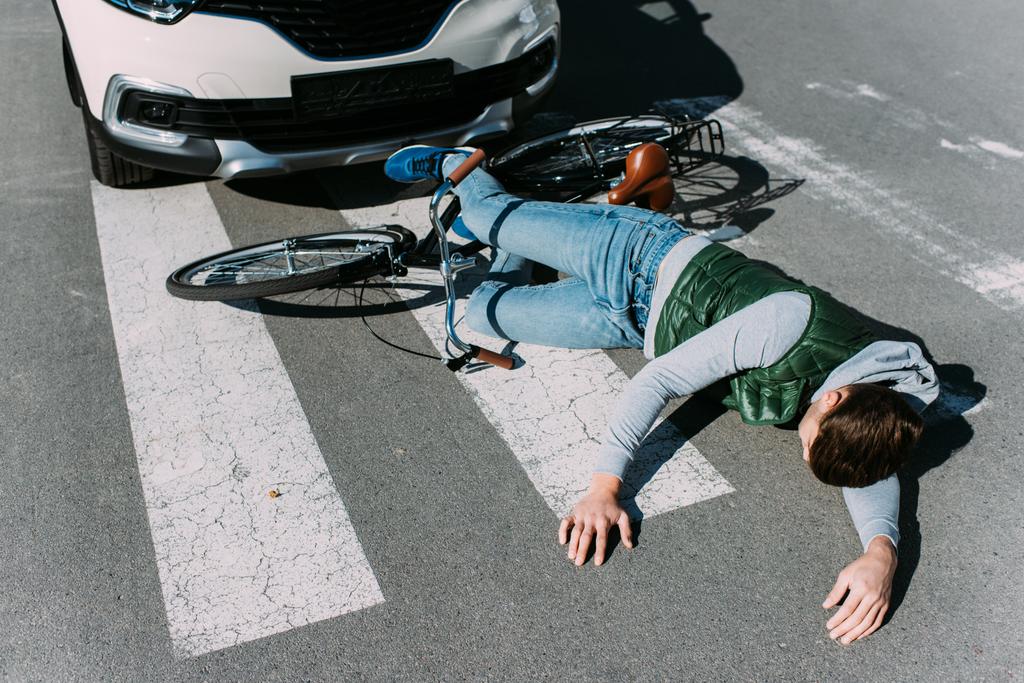 男性の自転車に乗る道 車事故概念車にはね ロイヤリティフリー写真 画像素材