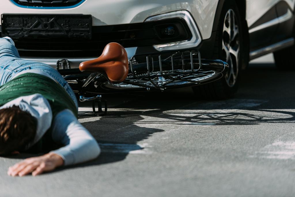 Fahrradfahrer auf Straße von Auto angefahren, Unfallkonzept - Foto, Bild