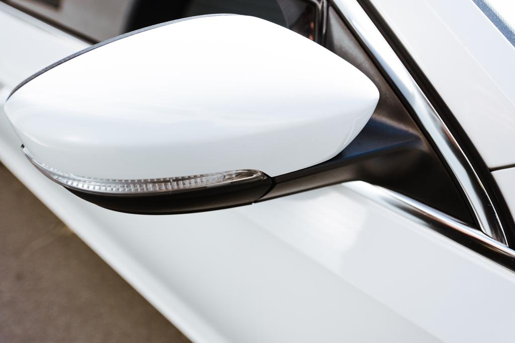 περικομμένη εικόνα του καθρέφτη πλευρά λευκό αυτοκίνητο στην οδό - Φωτογραφία, εικόνα