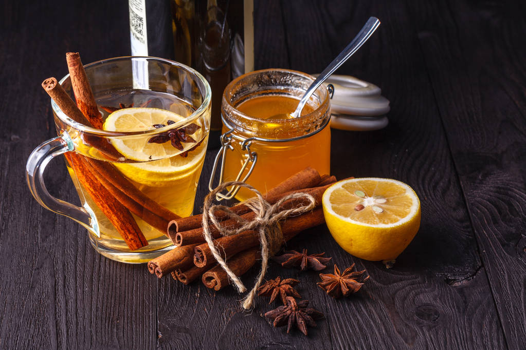 bebida caliente de invierno vino caliente con especias con canela y limón
 - Foto, Imagen