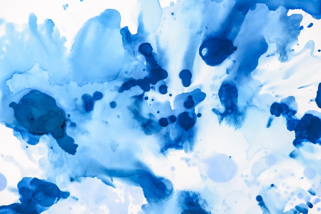 μπλε και το φως μπλε παφλασμούς του αλκοόλ μελάνι σε λευκό ως αφηρημένο φόντο - Φωτογραφία, εικόνα