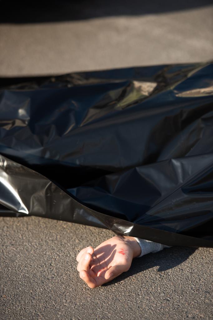 vue rapprochée du cadavre sur la route après un accident de la circulation
  - Photo, image