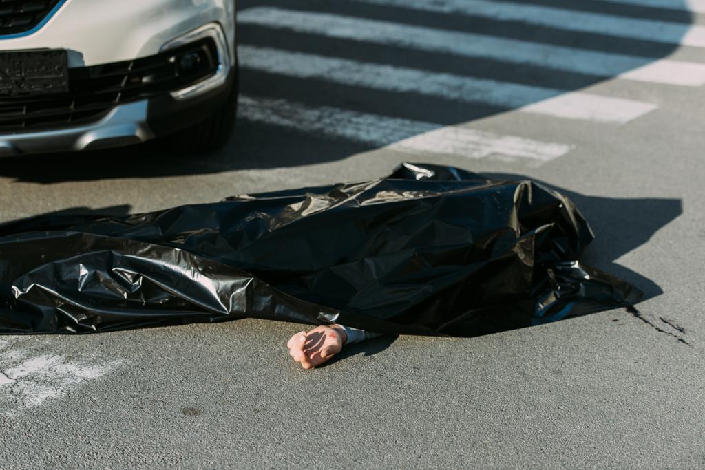 μεγάλη γωνία προβολής πτώμα και αυτοκίνητο στον δρόμο μετά από τροχαίο ατύχημα  - Φωτογραφία, εικόνα