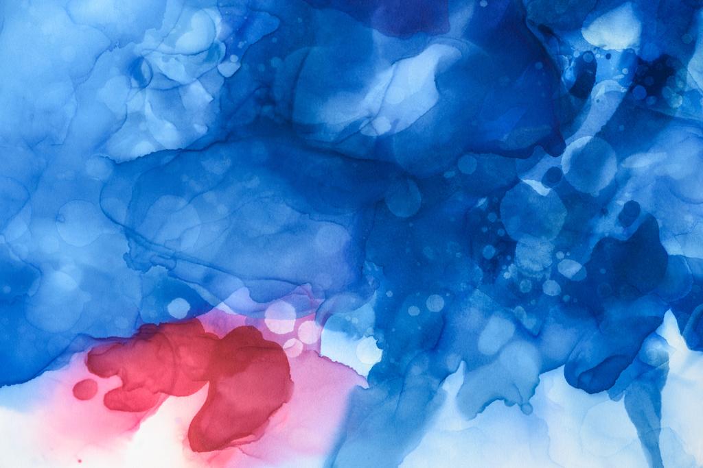 抽象的な背景としてアルコール インクの暗い青、赤、紫の水しぶき - 写真・画像