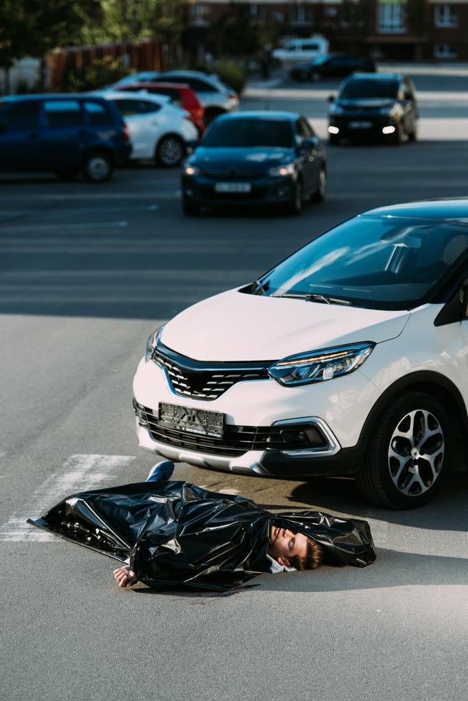 死体と交通衝突後に、道路上の車  - 写真・画像