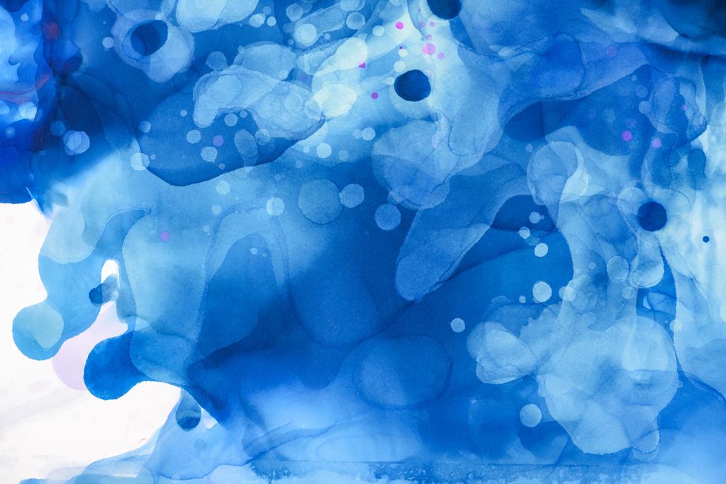 白の抽象的な背景としてのアルコール インクの青の水しぶき - 写真・画像