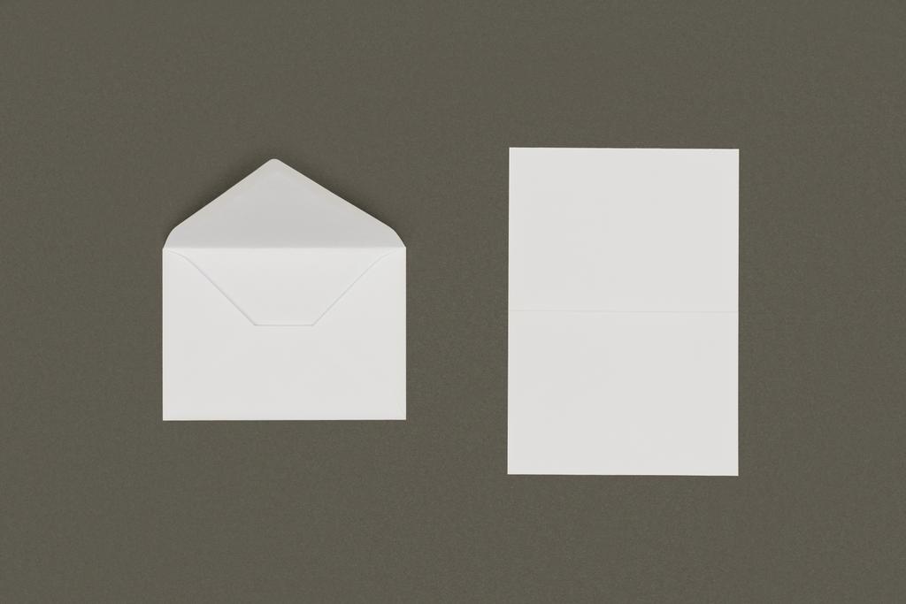 açık beyaz zarf ve gri arka plan üzerinde izole boş kartı üstten görünüm  - Fotoğraf, Görsel