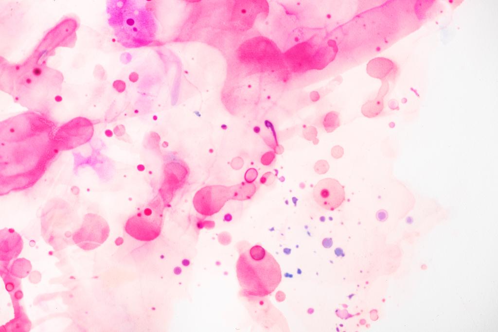 salpicaduras violetas y beige de tintas de alcohol sobre blanco como fondo abstracto
 - Foto, Imagen