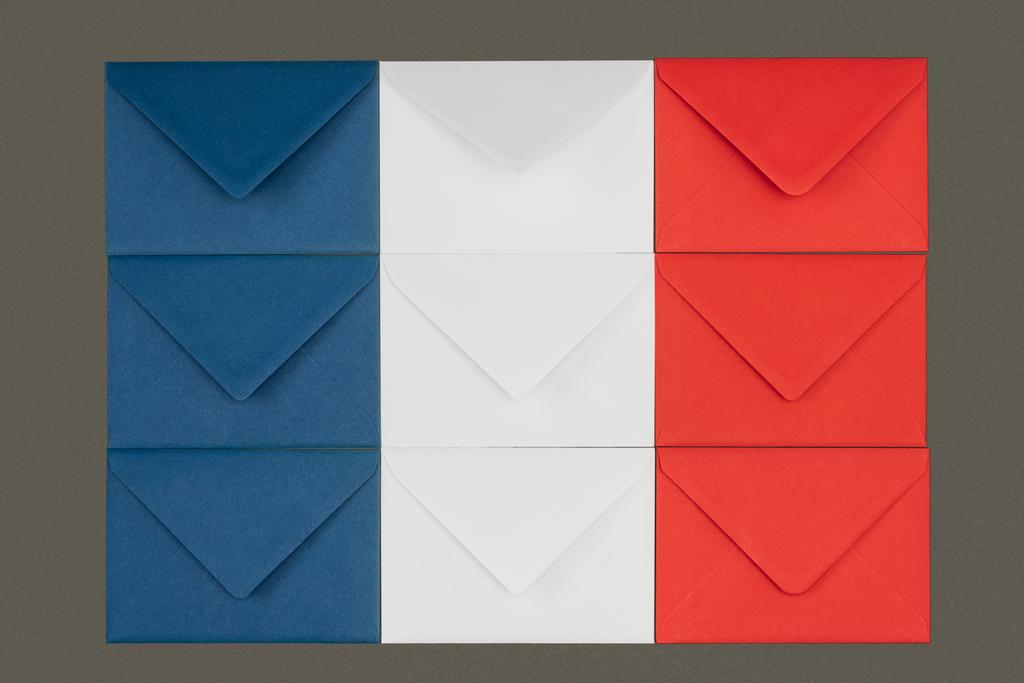 Drapeau de France composé d'enveloppes blanches, bleues et rouges isolées sur fond noir
 - Photo, image