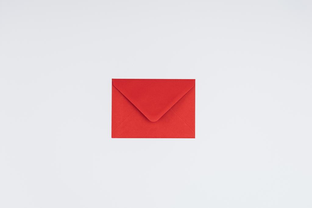 閉じた赤い封筒白い背景で隔離のクローズ アップ ビュー - 写真・画像