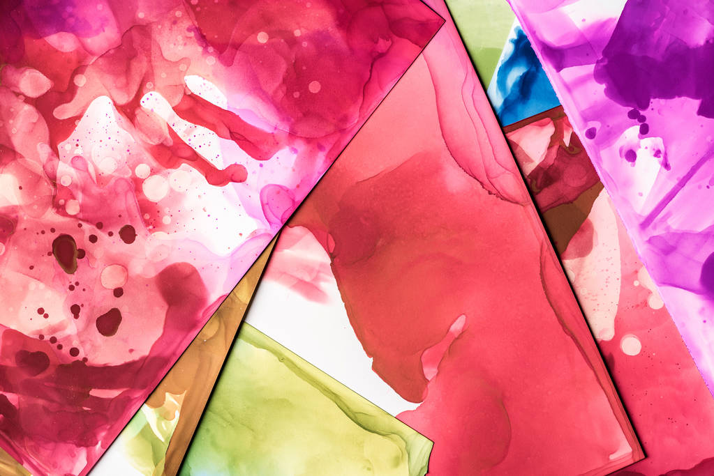 hermoso rojo y púrpura salpicaduras de tintas de alcohol en hojas de papel como fondo abstracto
 - Foto, Imagen
