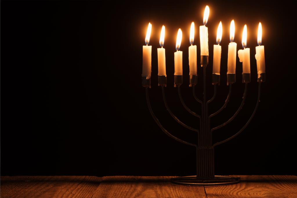 lähikuva juutalainen menorah kynttilöitä varten hannukah loma juhla puupinnalla mustalla taustalla, hannukah käsite
 - Valokuva, kuva