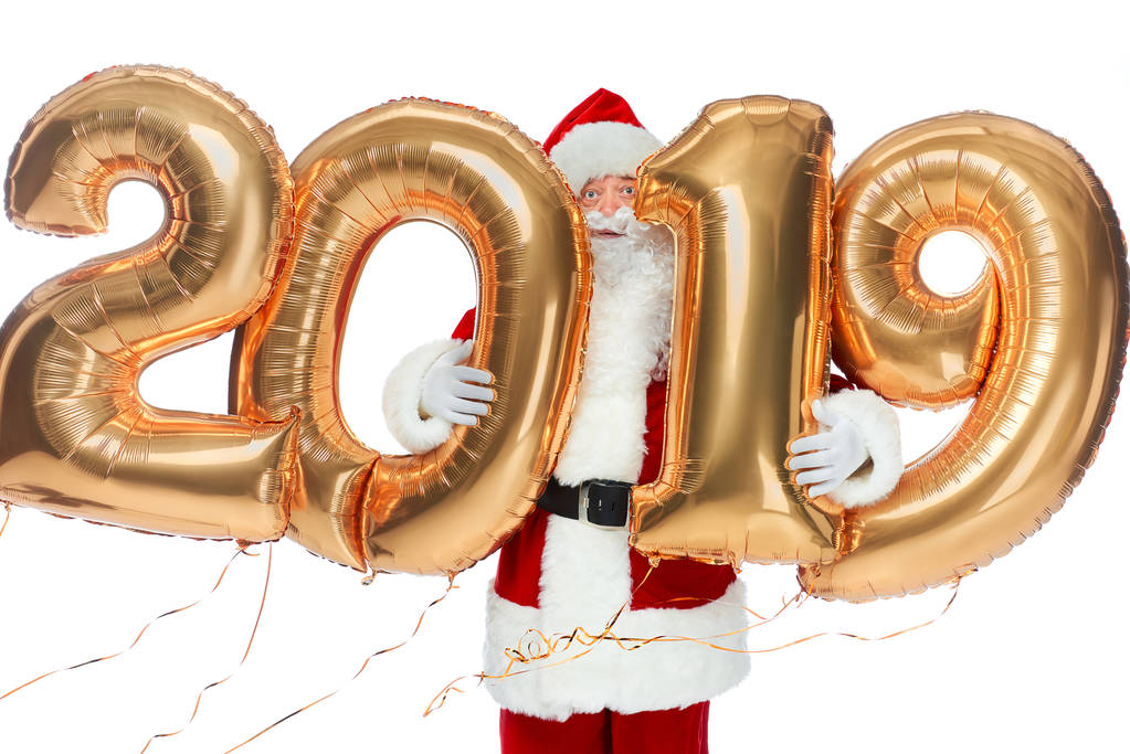 zábavné santa Clause drží nový rok 2019 zlaté balónky izolované na bílém  - Fotografie, Obrázek