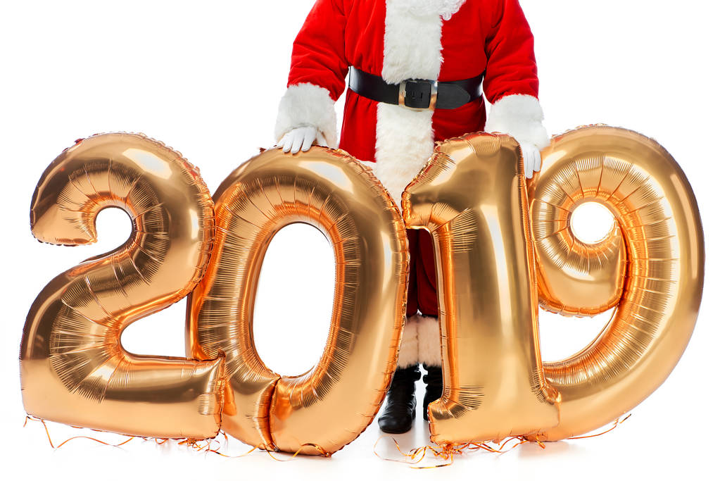 bijgesneden beeld van de Kerstman poseren met Nieuwjaar 2019 gouden ballonnen geïsoleerd op wit - Foto, afbeelding