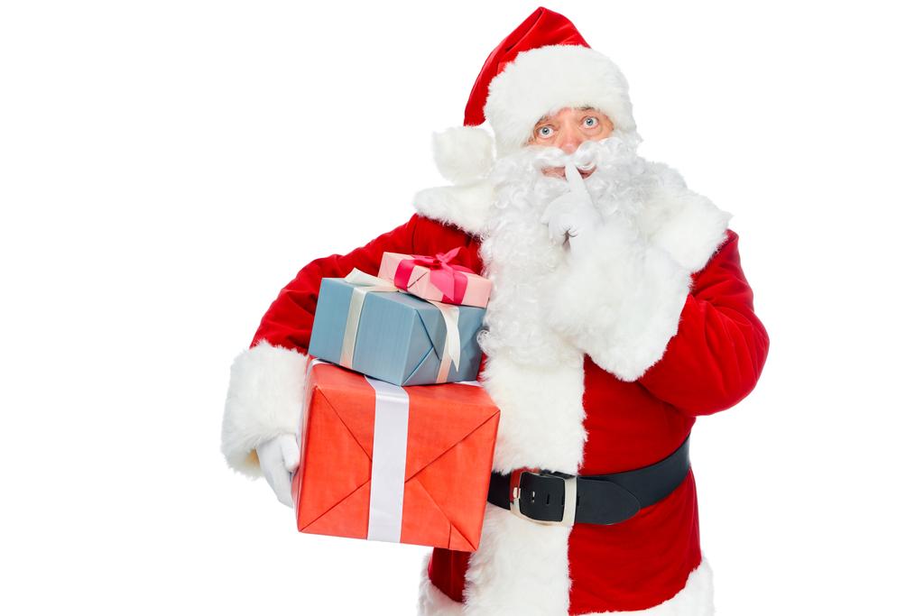 Санта-Клаус с рождественскими подарками, изображающими символ тишины, изолированный на белом
 - Фото, изображение