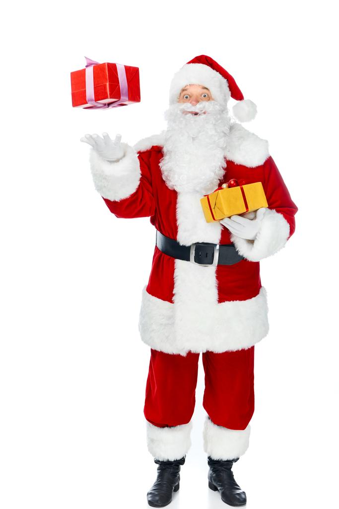 Santa Claus con cajas de regalo de Navidad aisladas en blanco
 - Foto, Imagen