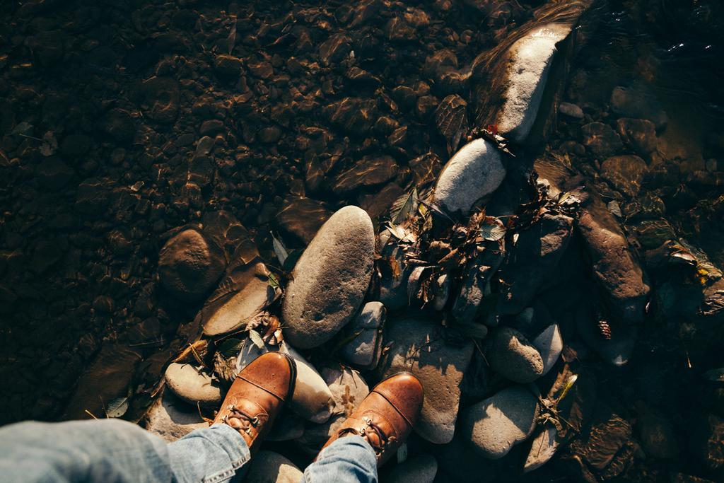tiro recortado de la mujer de pie sobre guijarros en el río de montaña, Cárpatos, Ucrania
 - Foto, Imagen