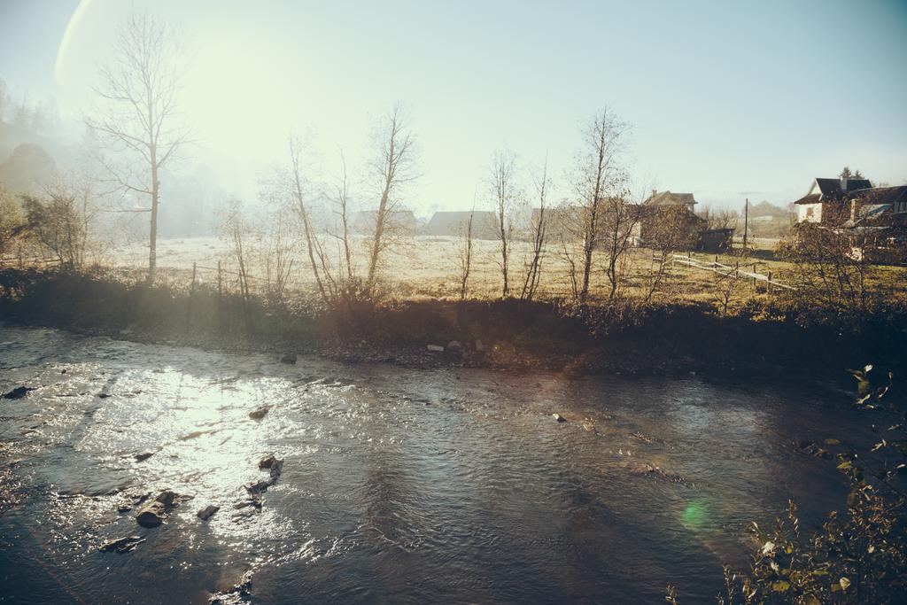 γραφικό πλάνο του ποταμού στην πόλη Vorokhta στο ηλιόλουστο πρωί, Καρπάθια στην Ουκρανία - Φωτογραφία, εικόνα