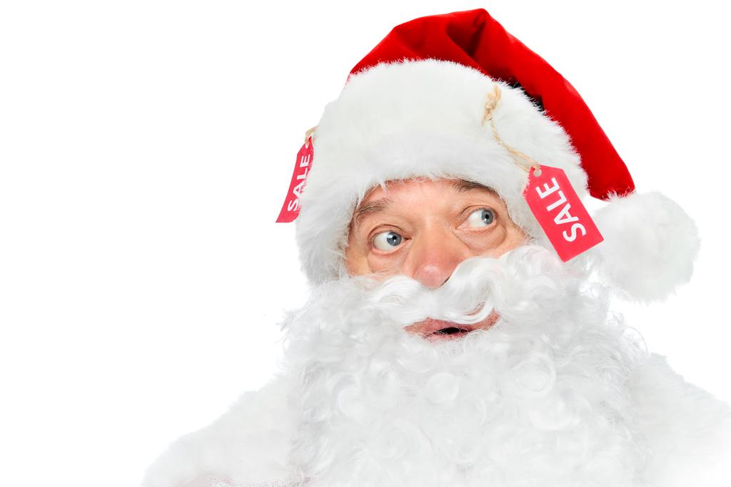 baard Kerstman met verkoop tags geïsoleerd op wit - Foto, afbeelding