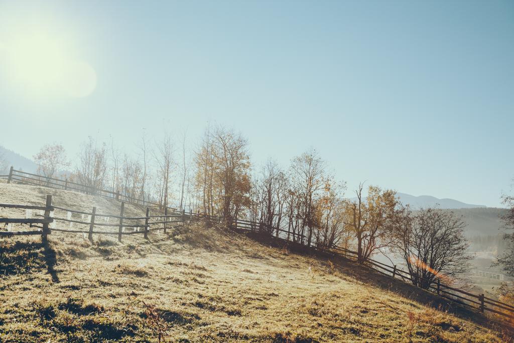 ogrodzenia drewniane pastwisko Worohta na słoneczny dzień, Karpaty, Ukraina - Zdjęcie, obraz