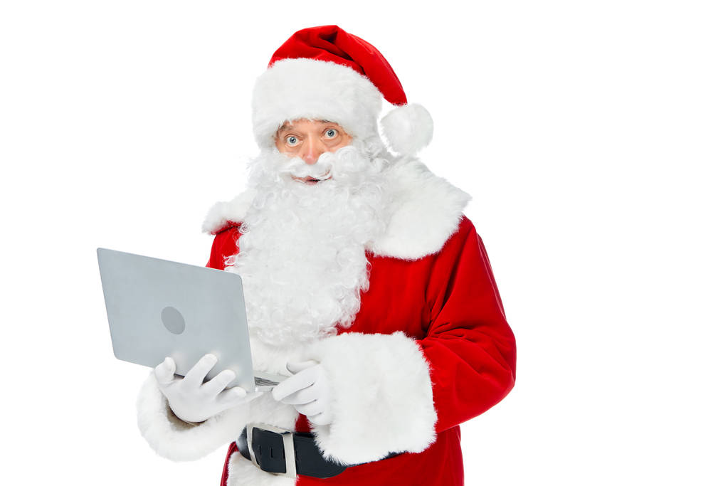 baard Kerstman met behulp van laptop geïsoleerd op wit - Foto, afbeelding