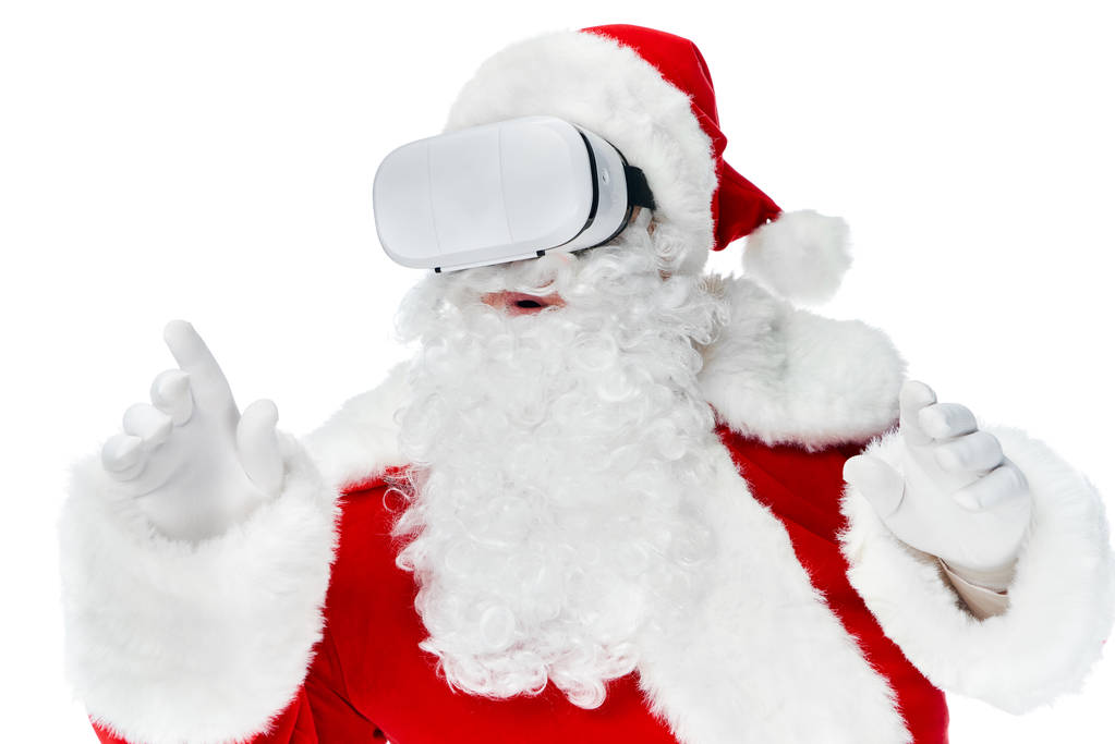 bärtige Weihnachtsmänner gestikulieren und benutzen Virtual-Reality-Headset isoliert auf weiß - Foto, Bild