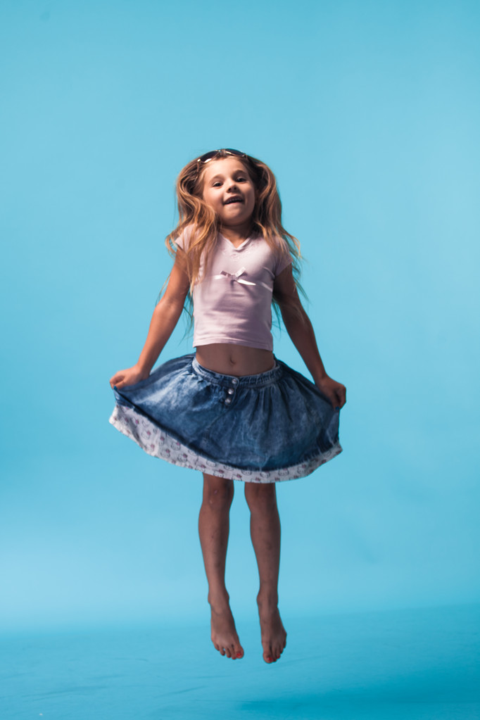 neşeli bir kız atlama portresi - Fotoğraf, Görsel